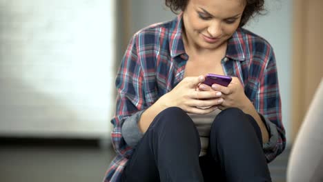 Sonriente-mujer-joven-charla-con-amigos-en-el-teléfono,-aplicaciones-de-redes-sociales