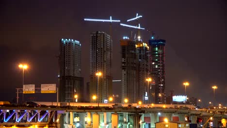 tráfico-de-la-noche-en-el-cruce-urbano-de-carretera,-puente-y-camino