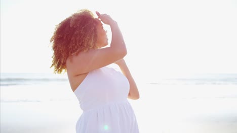 Porträt-des-afroamerikanischen-Frauen-auf-Strandurlaub