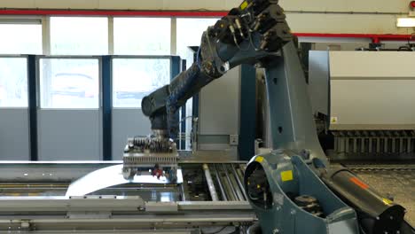 Roboterarm-in-einer-Metallfabrik-holt-Metallplatten