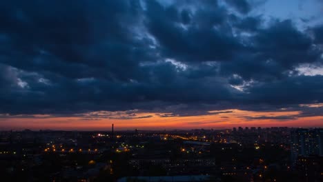 Zeitraffer-des-Sonnenaufgangs-in-Großstadt.-Schöne-Stadt-timelapse