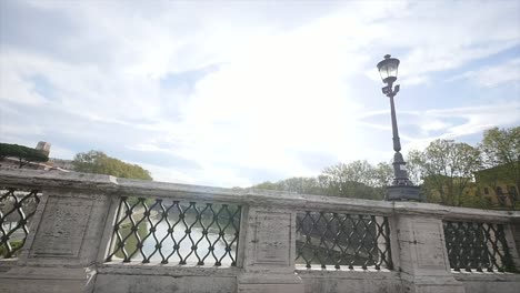 Blick-von-der-Brücke-auf-blauem-Himmelshintergrund