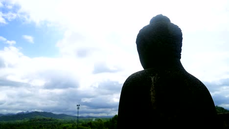 Lapso-de-tiempo-con-la-estatua-de-Buda-en-primer-plano-en-movimiento-de-las-nubes