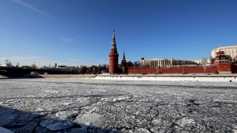 Blick-auf-den-Fluss-Moskwa-und-den-Kreml-(Wintertag),-Moskau,-Russland