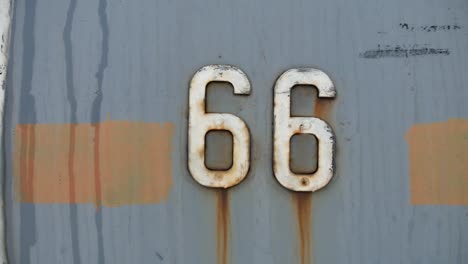 Straßenschild-auf-der-historischen-Route-66-in-der-Wüste-gegen-Straße-unterzeichnen-im-freien-Eisen