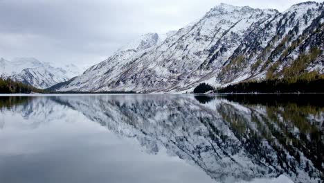 Bajar-Multinskoe-lago-en-las-montañas-de-Altai