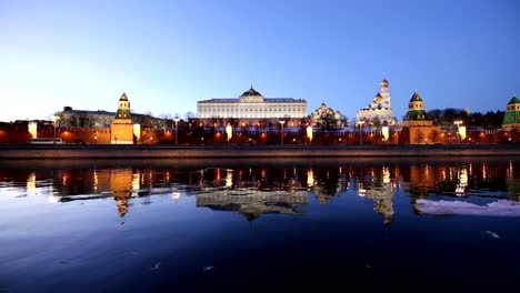 Vista-del-río-Moskva-y-el-Kremlin-(de-noche),-Moscú,-Rusia---la-vista-más-popular-de-Moscú