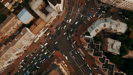 Arriba-hacia-abajo-la-vista-aérea-de-intersección-con-un-montón-de-coches