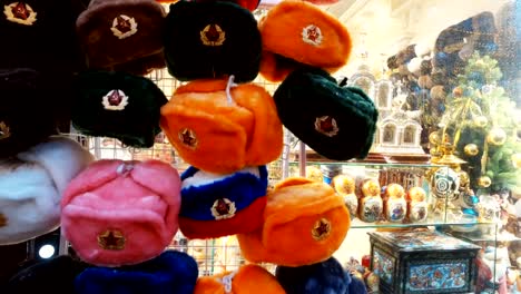 gorros-rusos-ushanka-con-escarapelas-de-distintos-colores