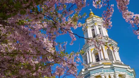 Kiewer-Höhlenkloster-und-blühenden-Sakura