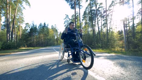 Un-hombre-monta-una-bicicleta-especial-para-personas-con-discapacidad.