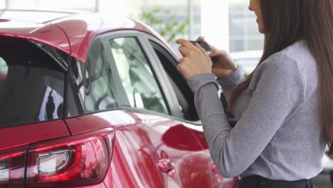 Aufnahme-einer-Frau,-die-Fotos-von-ihrem-neuen-Auto-beschnitten