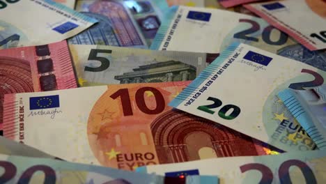 zoom-out-pile-of-euros