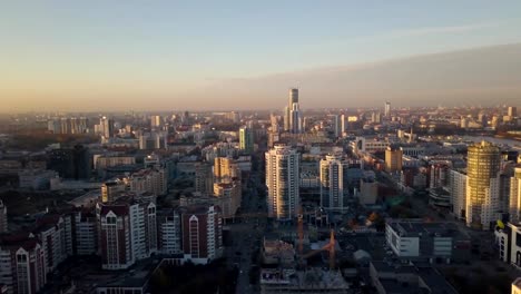 Atardecer-en-megapolis.-Video.-Paisaje-hermoso-con-vista-superior-en-rascacielos.-Vista-superior-de-la-ciudad-moderna-al-atardecer