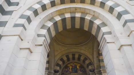 Iglesia-católica-en-una-ciudad-europea-en-un-día-soleado-de-verano.-Stock