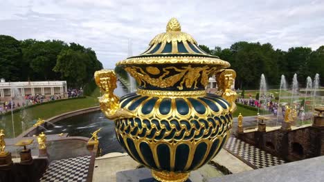 Tiro-de-seguimiento-que-muestra-fuentes-Parque-del-Gran-Palacio-Peterhof,-San-Petersburgo,-Rusia