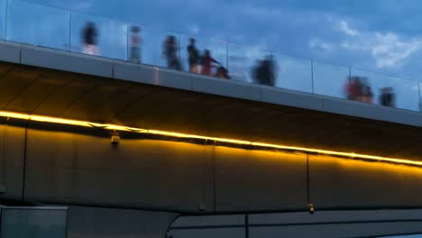 Touristen-gehen-und-nehmen-Sie-Fotos-auf-der-Brücke-mit-einem-guten-Aussichtspunkt,-Zeitraffer