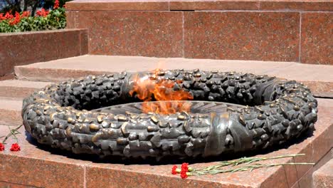 Ewiges-Feuer,-ein-Denkmal-und-Blumen,-eine-Feier-des-Sieges,-odessa