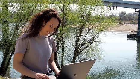 Girl-with-laptop-on-nature