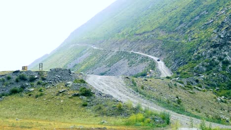 Eine-Spalte-mit-Autos-reitet-auf-einem-bergpass.