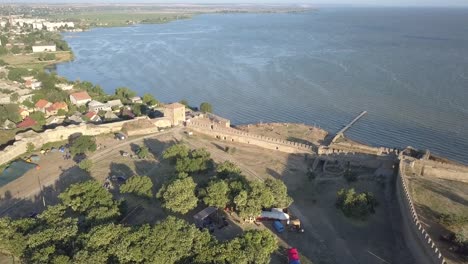 Fliegen-auf-Drone-über-alte-Festung-Akkerman,-am-Ufer-des-Dnister-Mündung-in-Bilhorod-Dnistrovskyi-Stadt