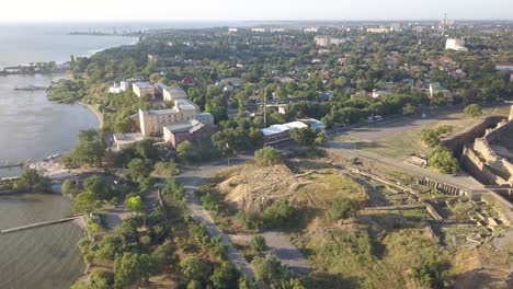 Fliegen-auf-Drone-über-alte-Festung-Akkerman,-am-Ufer-des-Dnister-Mündung-in-Bilhorod-Dnistrovskyi-Stadt