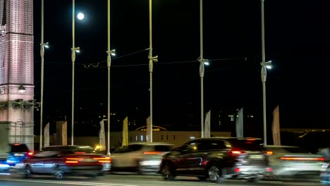 la-luna-sobre-el-puente-de-suspensión-de-automóviles-y-peatones,-lapso-de-tiempo