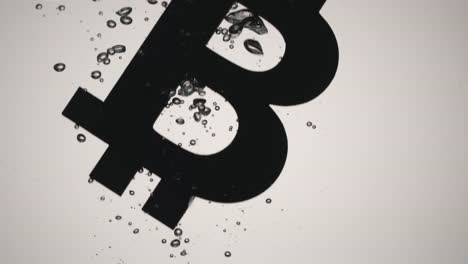 Símbolo-de-Bitcoin-se-cae-al-agua---cámara-lenta