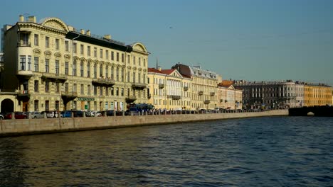 Wide-direct-canal,-beautiful-houses