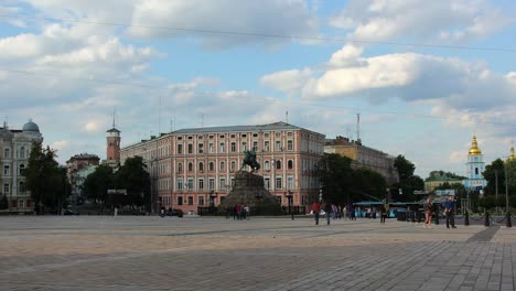 Sofía-Plaza-Kiev-Ucrania-tiempo-lapso-día