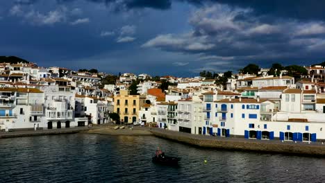 Panorama-Blick-auf-Cadaques-Spanien.-Möwen-fliegen-in-der-Nähe-der-Kamera.-Videomaterial-4K.