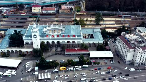 Luftaufnahmen-mit-einer-Drohne-Sotschi-Bahnhof.-Die-zentrale-Attraktion-der-Stadt-Sotschi.-Verkehrsknotenpunkt.-Stadtzentrum