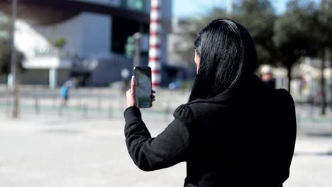 Schön-lächelnde-Frau,-die-sich-per-Telefon-unterhalten.