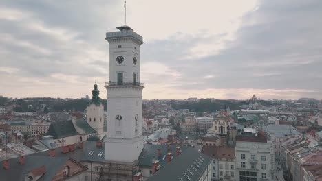 Panorama-aéreo-de-la-antigua-ciudad-europea-Lviv,-Ucrania.-Ayuntamiento,-Ratush