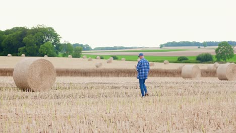 Moderne-Landwirtschaft.-Die-Liebe-zur-Landwirtschaft.-Landwirt-mit-digitalem-Tablet-bei-der-Prüfung-von-Bauernhof