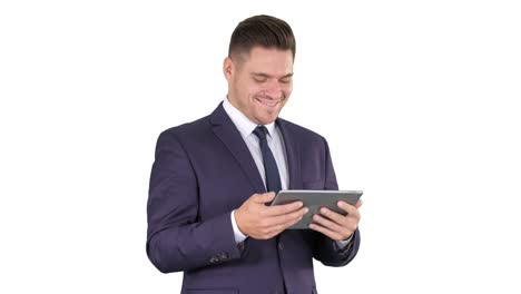 Geschäftsmann-Reading-oder-Arbeiten-an-einem-digitalen-Tablet-auf-weißem-Hintergrund