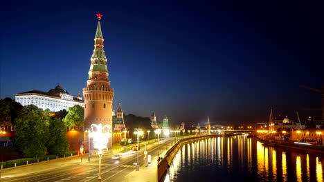 El-Kremlin-de-Moscú.-Mañana-de-invierno,-amanecer.-Río-Moscú-congelado.-Terraplén-del-Kremlin