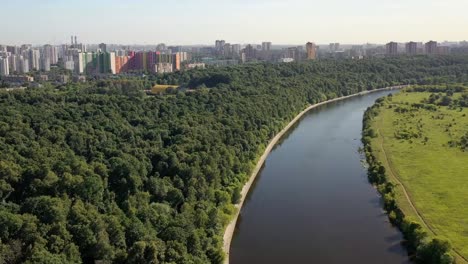 Luftblick-auf-die-Metropole-an-einem-Sommertag-von-der-Flussaue-und-Grünflächen