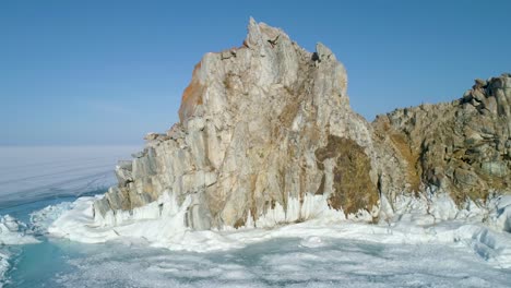 Escena-invernal-del-lago-Baikal-Aerial-Famoso-destino-turístico