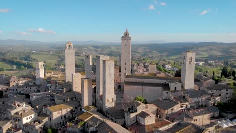 4K-Drone-tiro-aéreo-de-paisaje-urbano-fantástico-de-San-Gimignanon