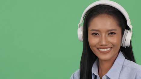 Asiatische-schöne-Frau-hören-Musik-online-und-glücklich-Emotion-Lächeln.-Frau-trägt-Kopfhörer-und-halten-Smartphone.-Konzept-von-Schönheit,-Mode-und-Musikerlebnis.