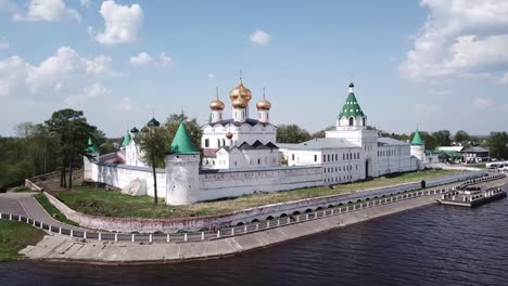 Landschaft-der-Stadt-Kostroma-mit-Blick-auf-die-Heilige-Dreifaltigkeit-Ipatiev-Kloster