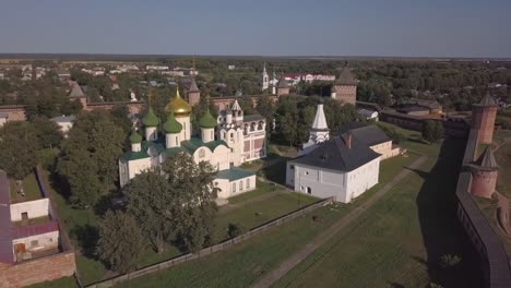 Flug-über-das-Erlöserkloster-des-Heiligen-Euthymius-in-Susdal.-Luftaufnahme-des-alten-russischen-Klosters.-Vladimir-Oblast.-Russland