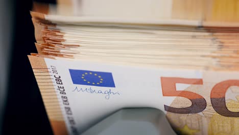 Fifty-euro-banknotes-are-getting-counted-automatically