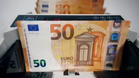 El-dispositivo-mecánico-está-contando-billetes-en-euros