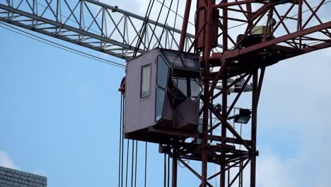 Lentamente-girando-la-cabina-de-una-vieja-grúa-torre