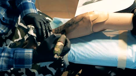 Creating-a-tattoo-on-a-male-arm-prosthesis