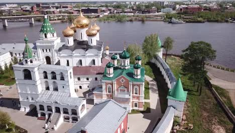 Kostroma-Stadt-mit-Blick-auf-Die-Heilige-Dreifaltigkeit-Ipatiev-Kloster