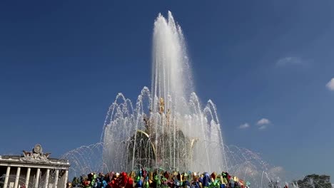 Fuente-Flor-de-Piedra-en-VDNKh-en-Moscú.-VDNKh-(llamado-también-All-Russian-Exhibition-Center)-es-una-feria-permanente-de-uso-general-en-Moscú,-Rusia