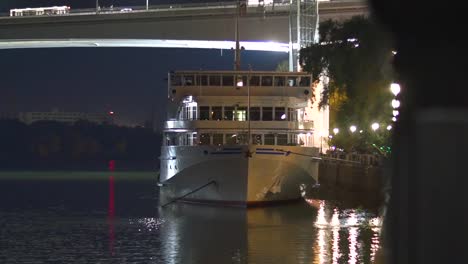 Das-Schiff-in-der-Nacht-auf-der-Böschung-von-Rostov-on-Don